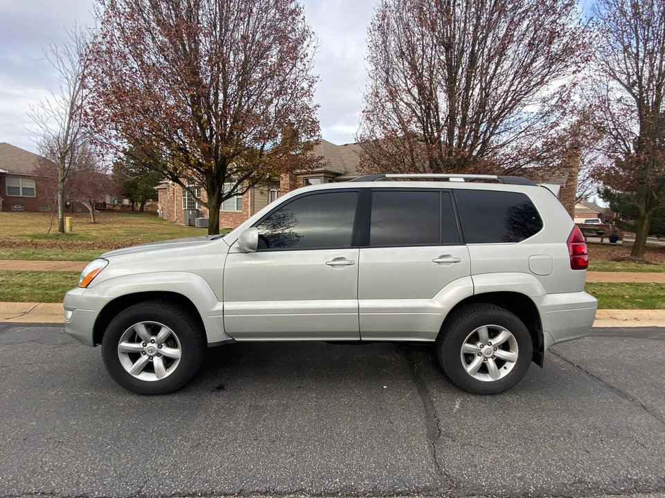 2004 Lexus GX 1st Gen - Image 10 of 31
