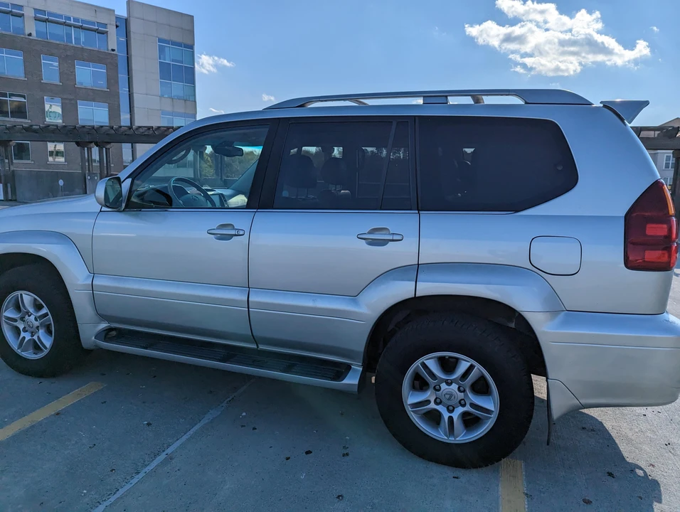 2004 Lexus GX 1st Gen - Image 11 of 31
