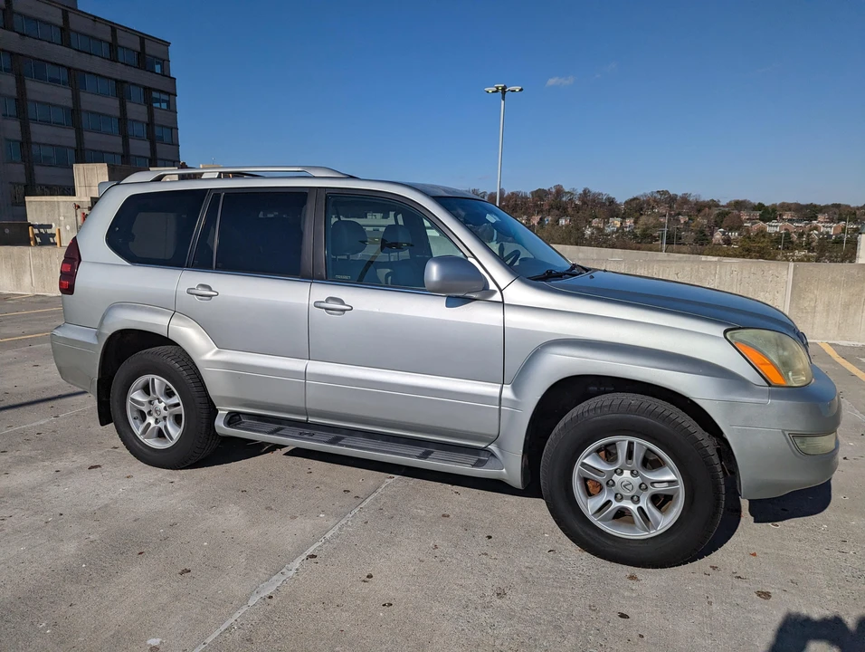 2004 Lexus GX 1st Gen - Image 19 of 31