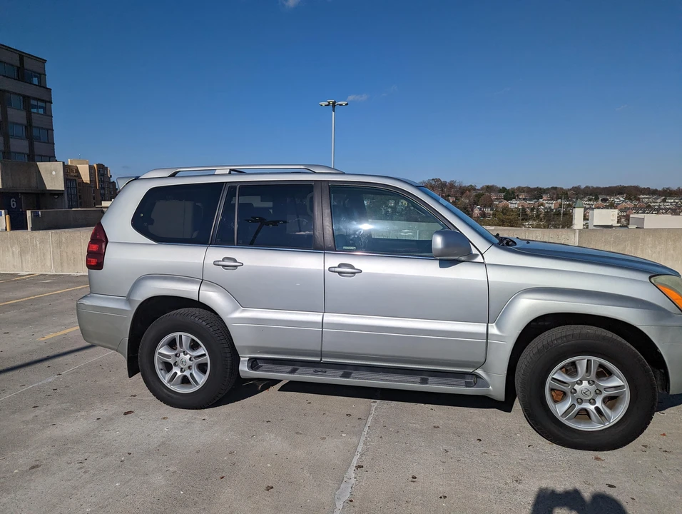 2004 Lexus GX 1st Gen - Image 18 of 31