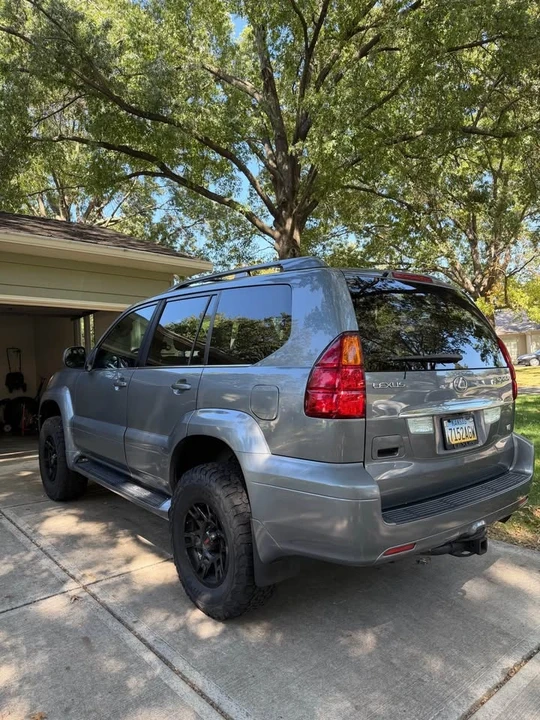 2004 Lexus GX 1st Gen - Image 3 of 11