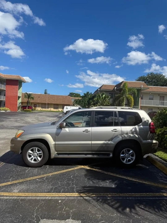 2004 Lexus GX 1st Gen - Image 2 of 8