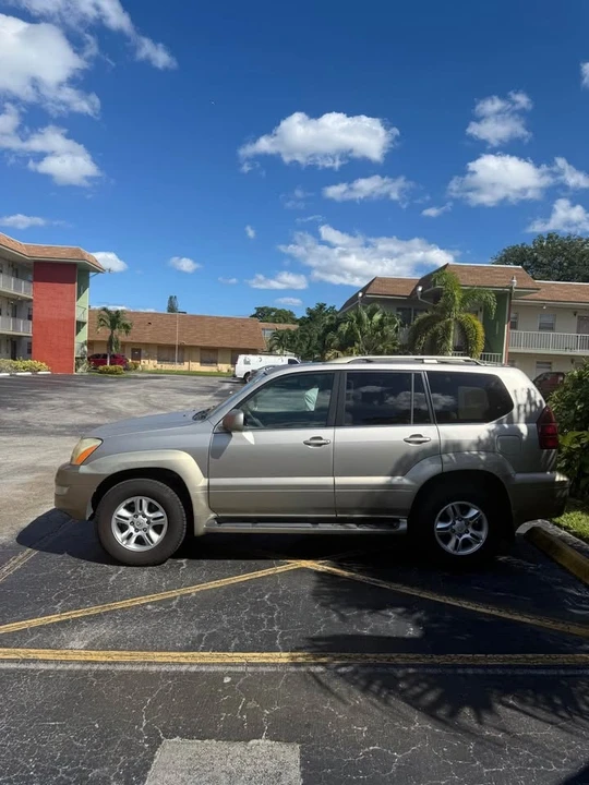 2004 Lexus GX 1st Gen - Image 3 of 8