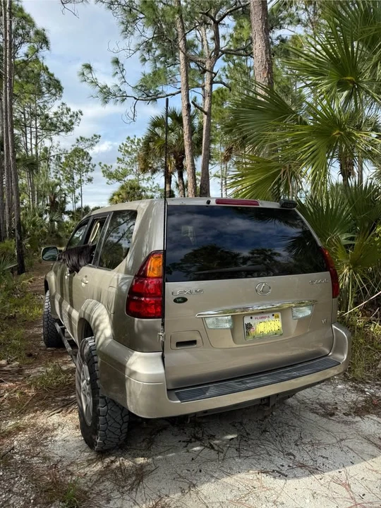 2004 Lexus GX 1st Gen - Image 16 of 18