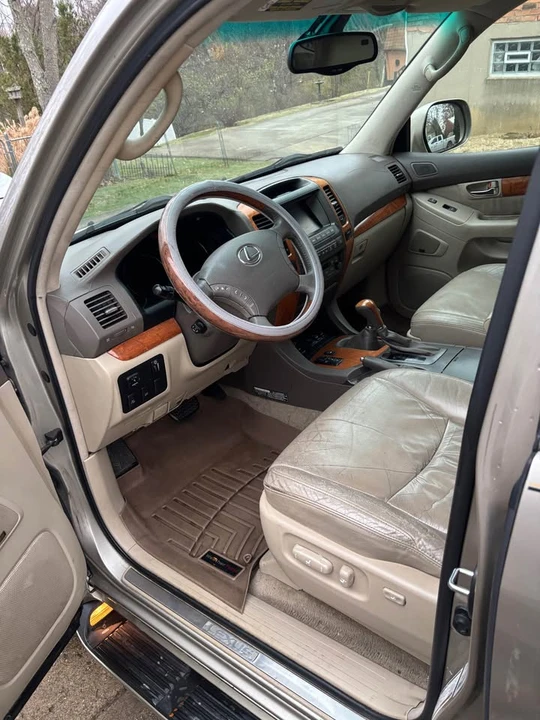 2004 Lexus GX 1st Gen - Image 17 of 18
