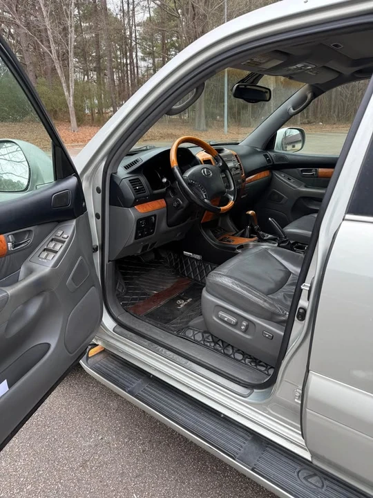2004 Lexus GX 1st Gen - Image 11 of 12