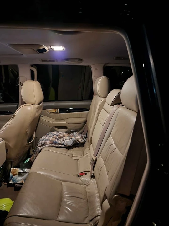 2004 Lexus GX 1st Gen - Image 5 of 17