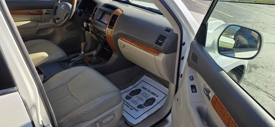 2004 Lexus GX 1st Gen - Image 17 of 19