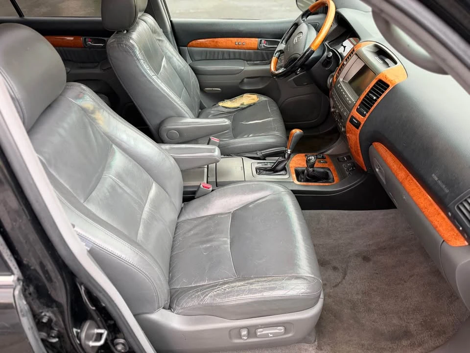 2004 Lexus GX 1st Gen - Image 11 of 16