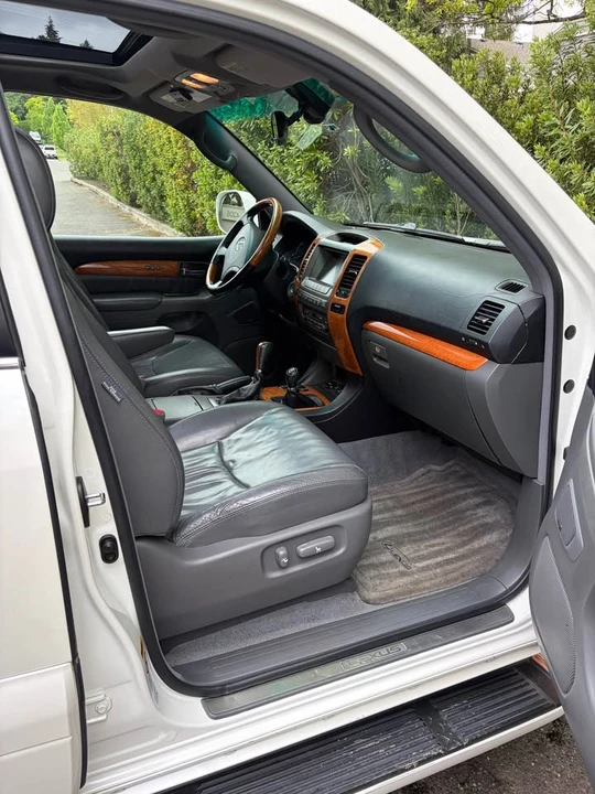 2004 Lexus GX 1st Gen - Image 9 of 10