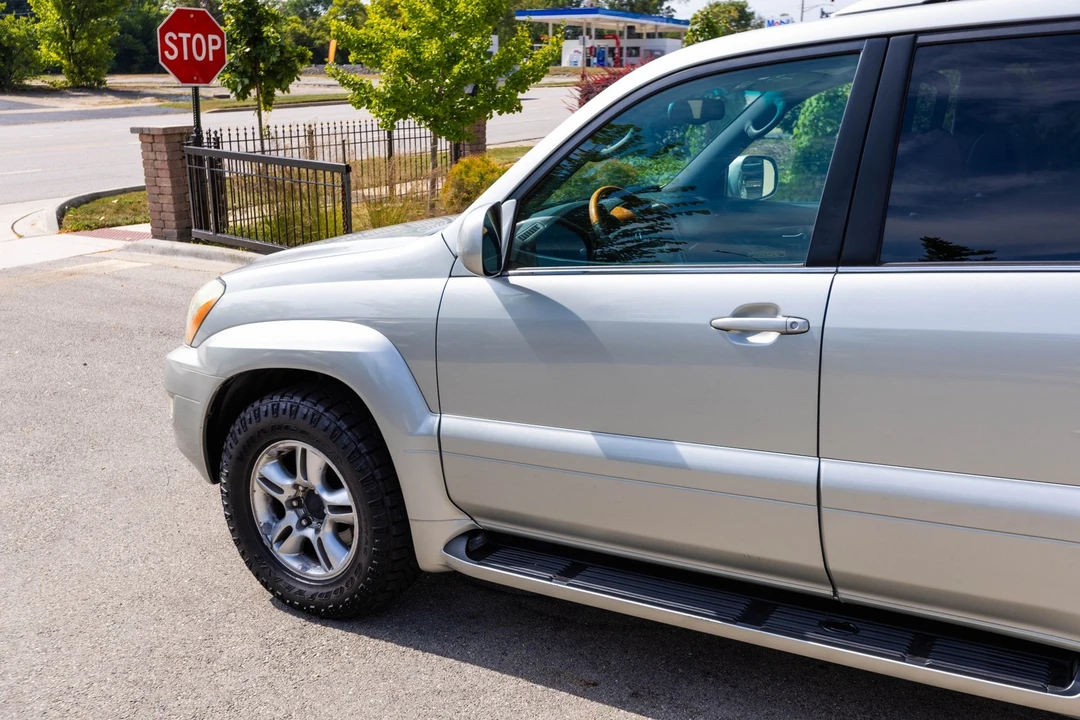 2004 Lexus GX 1st Gen - Image 4 of 12