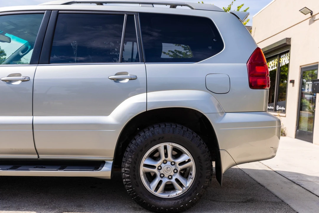 2004 Lexus GX 1st Gen - Image 9 of 12