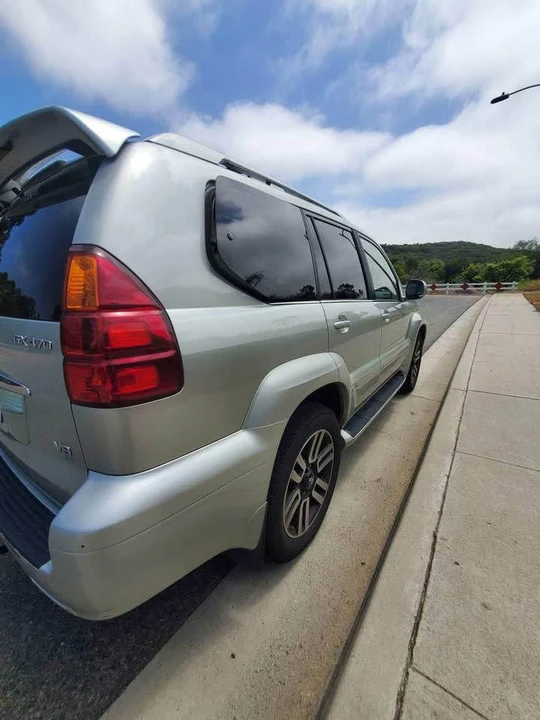 2004 Lexus GX 1st Gen - Image 3 of 10