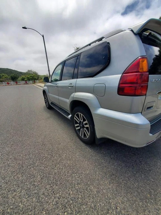 2004 Lexus GX 1st Gen - Image 4 of 10