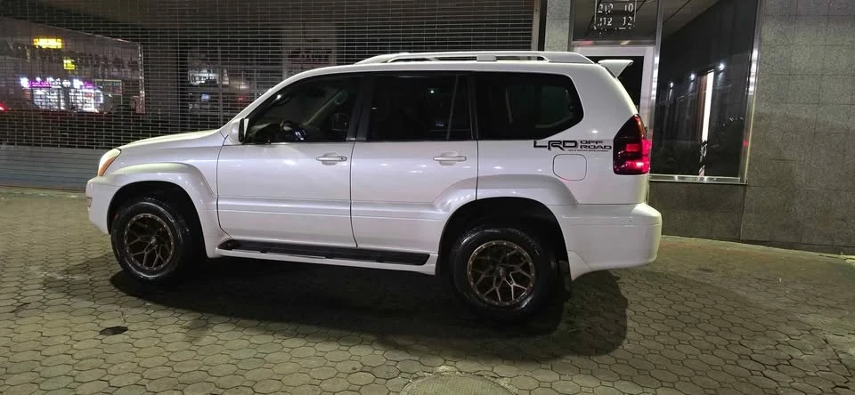 2004 Lexus GX 1st Gen - Image 4 of 10