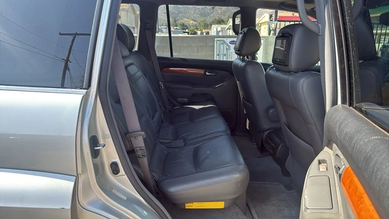 2004 Lexus GX 1st Gen - Image 12 of 17