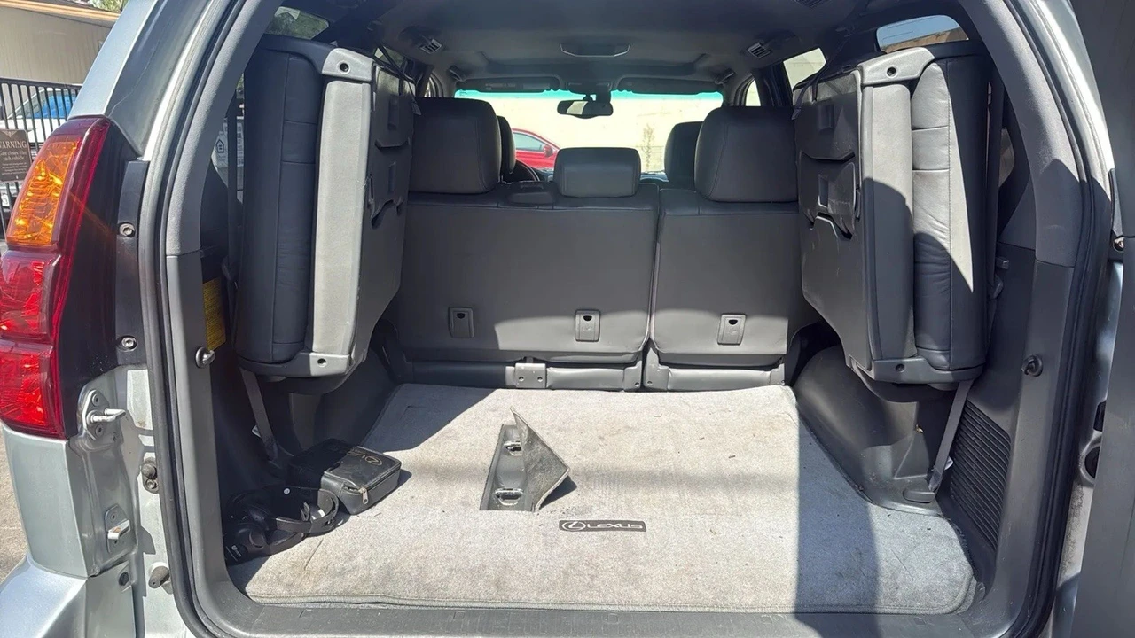 2004 Lexus GX 1st Gen - Image 11 of 17