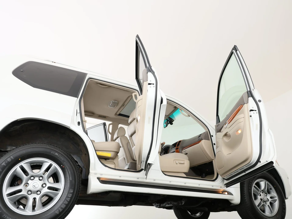 2004 Lexus GX 1st Gen - Image 19 of 31