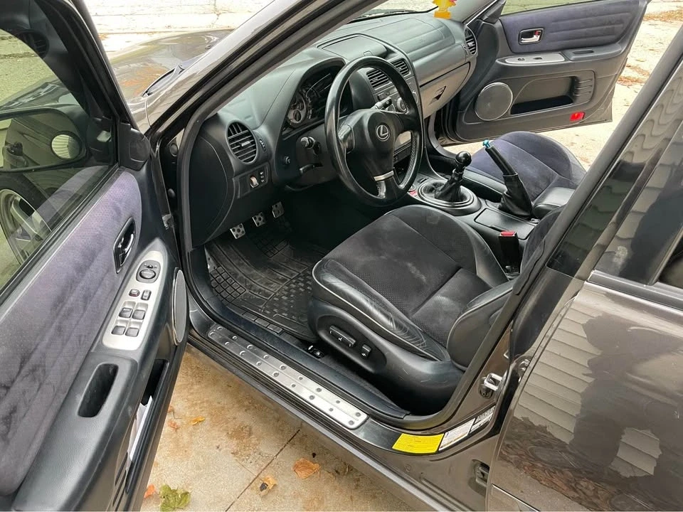 2004 Lexus IS 1st Gen - Image 4 of 8