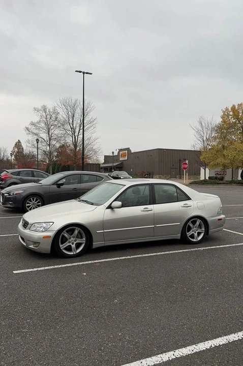 2004 Lexus IS 1st Gen - Image 2 of 5