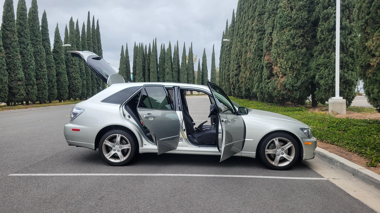 2004 Lexus IS 1st Gen - Image 10 of 17