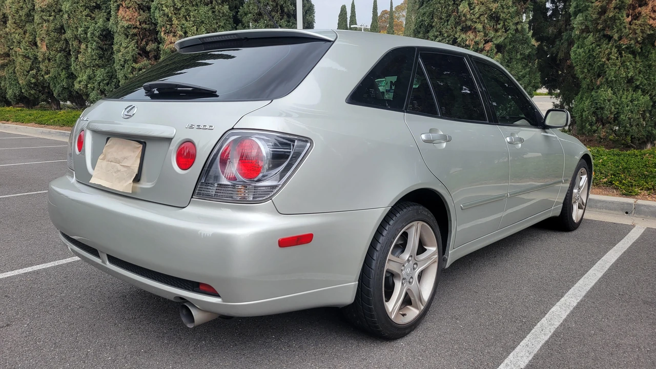 2004 Lexus IS 1st Gen - Image 9 of 17
