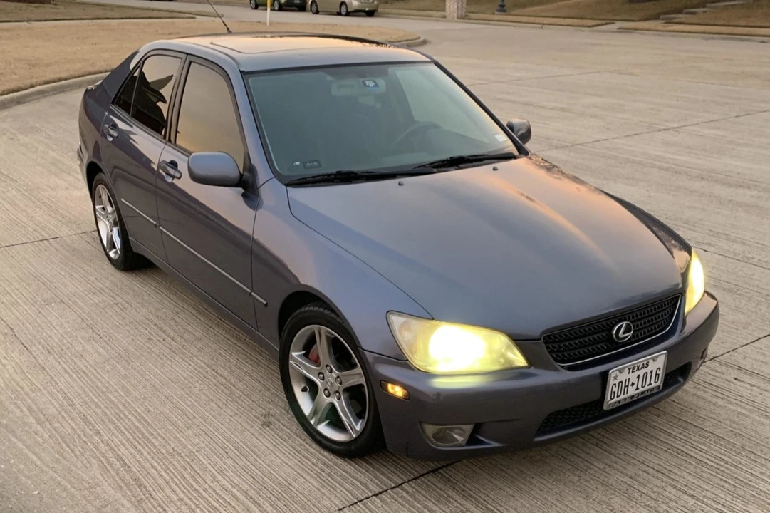 2004 Lexus IS 1st Gen - Image 13 of 31