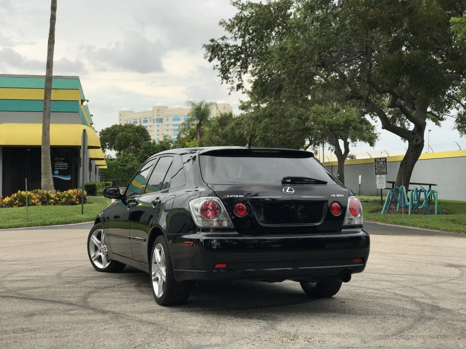2004 Lexus IS 1st Gen - Image 11 of 31