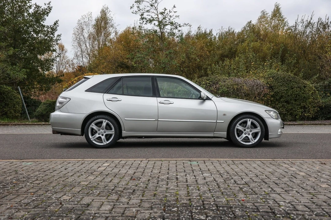 2004 Lexus IS 1st Gen - Image 5 of 30