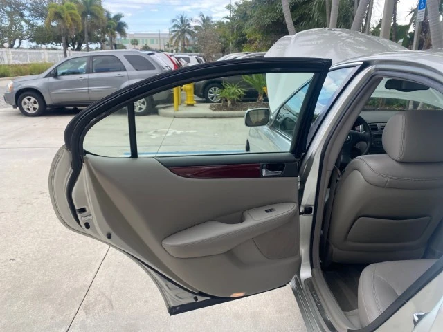 2004 Lexus ES 3rd Gen - Image 14 of 21