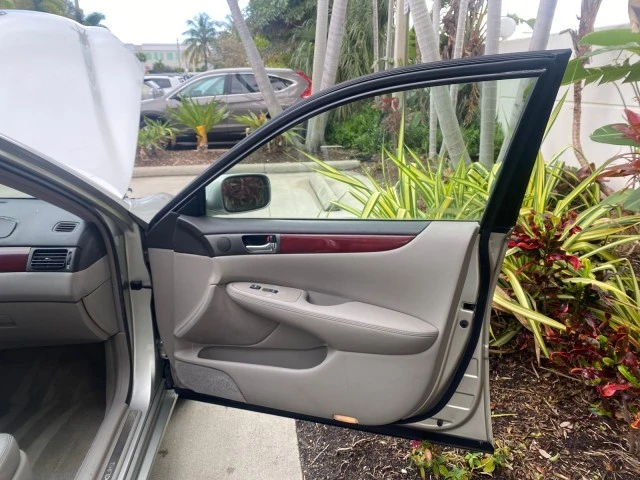 2004 Lexus ES 3rd Gen - Image 12 of 21