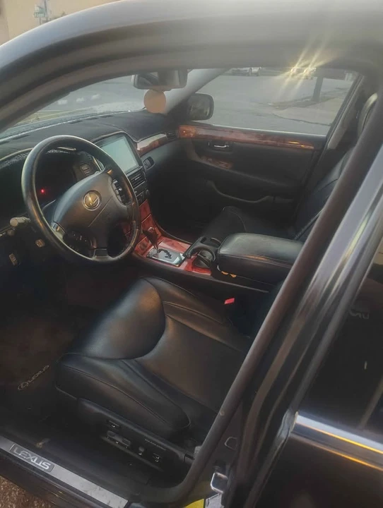 2004 Lexus LS 3rd Gen - Image 7 of 8