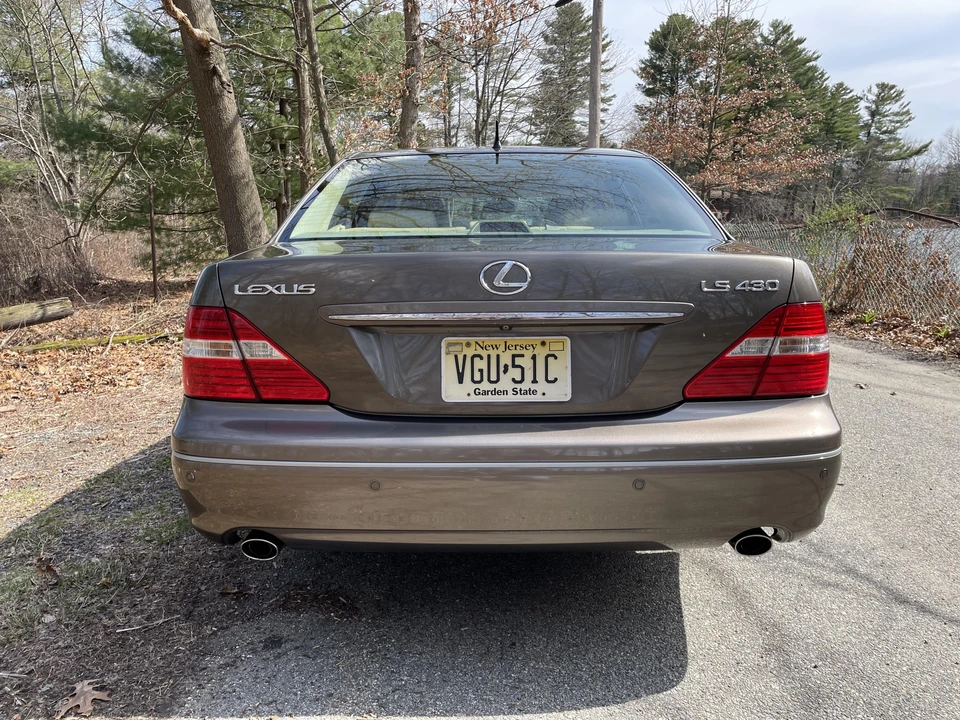 2004 Lexus LS 3rd Gen - Image 11 of 31