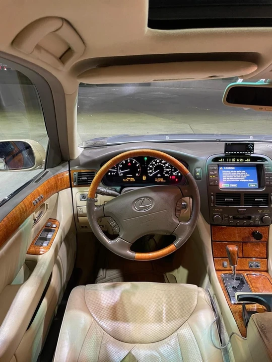 2004 Lexus LS 3rd Gen - Image 16 of 24