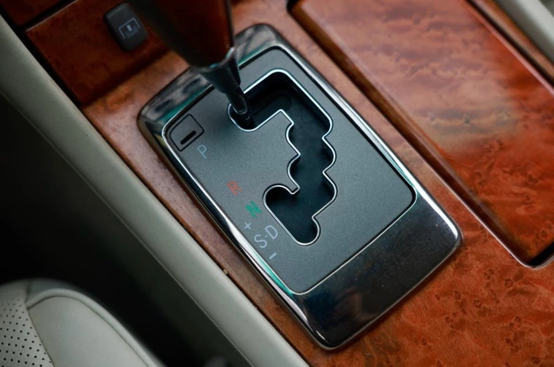 2004 Lexus LS 3rd Gen - Image 25 of 29