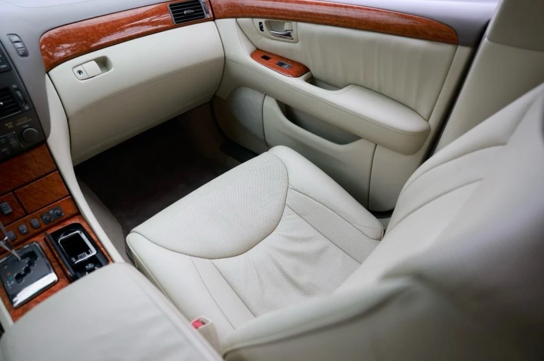 2004 Lexus LS 3rd Gen - Image 16 of 29