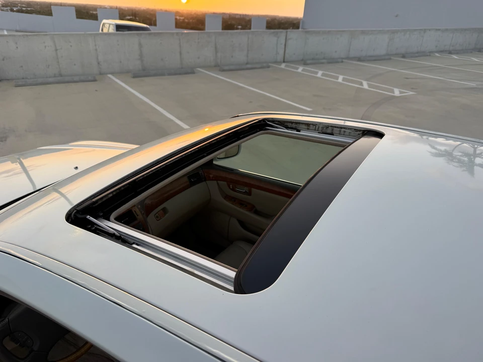 2004 Lexus LS 3rd Gen - Image 25 of 31