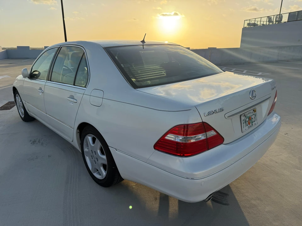 2004 Lexus LS 3rd Gen - Image 9 of 31