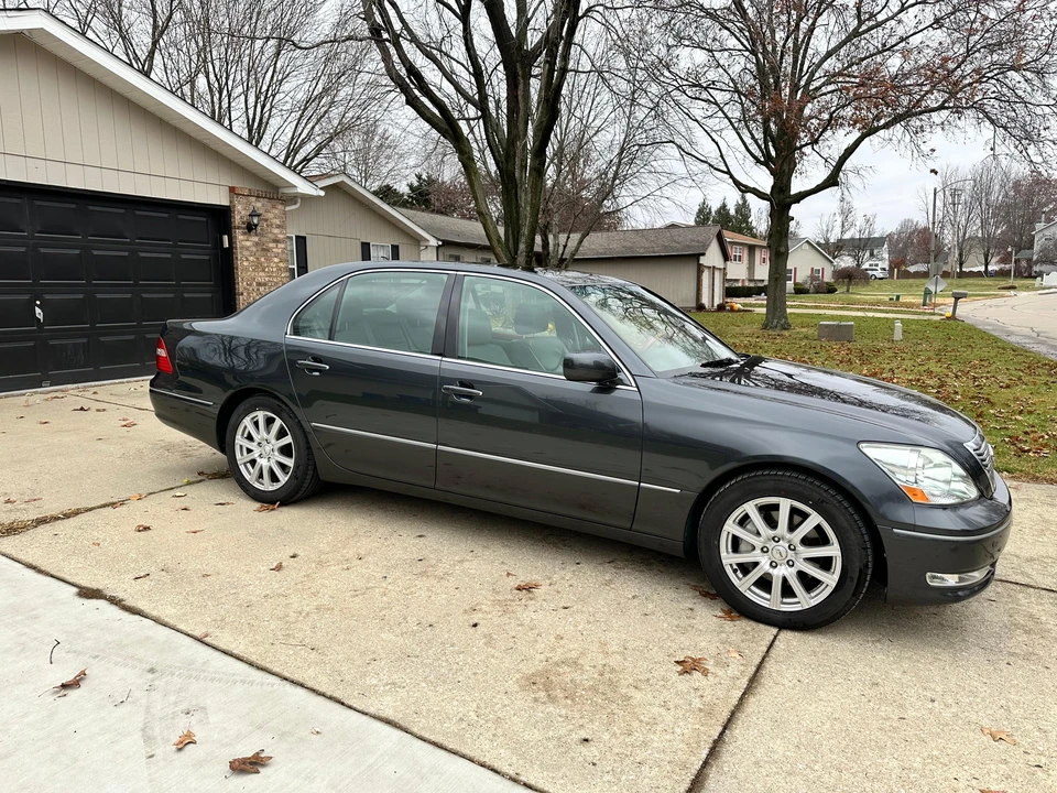 2004 Lexus LS 3rd Gen - Image 12 of 31