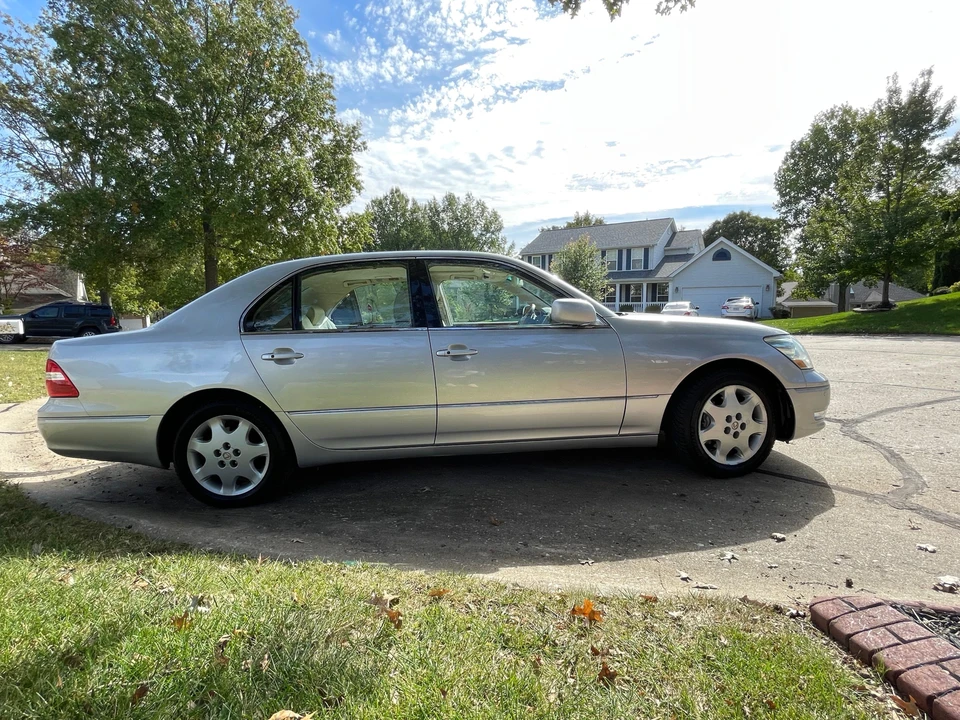2004 Lexus LS 3rd Gen - Image 9 of 31