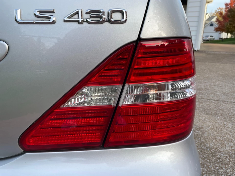 2004 Lexus LS 3rd Gen - Image 23 of 31