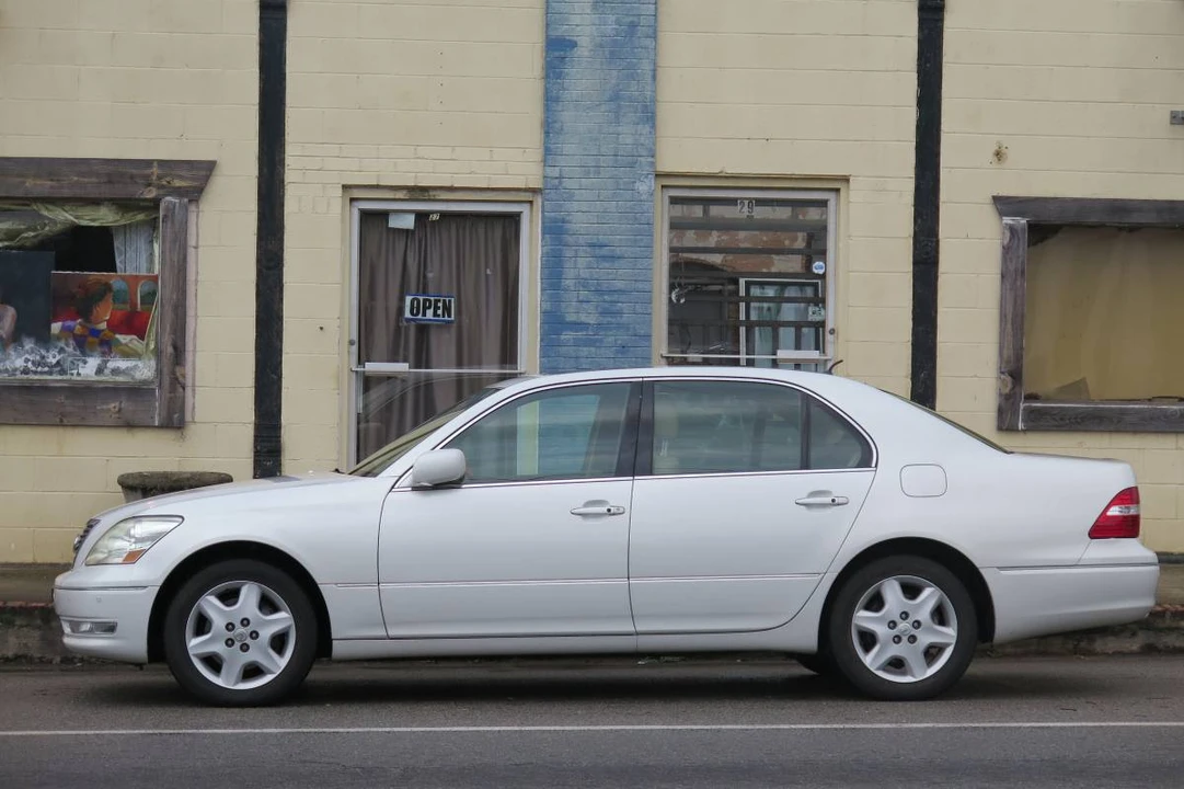 2004 Lexus LS 3rd Gen - Image 5 of 16
