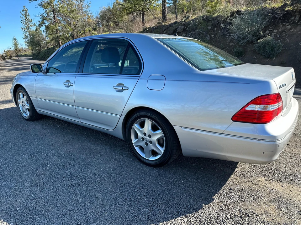 2004 Lexus LS 3rd Gen - Image 17 of 31