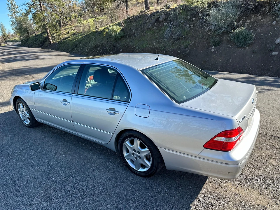 2004 Lexus LS 3rd Gen - Image 18 of 31