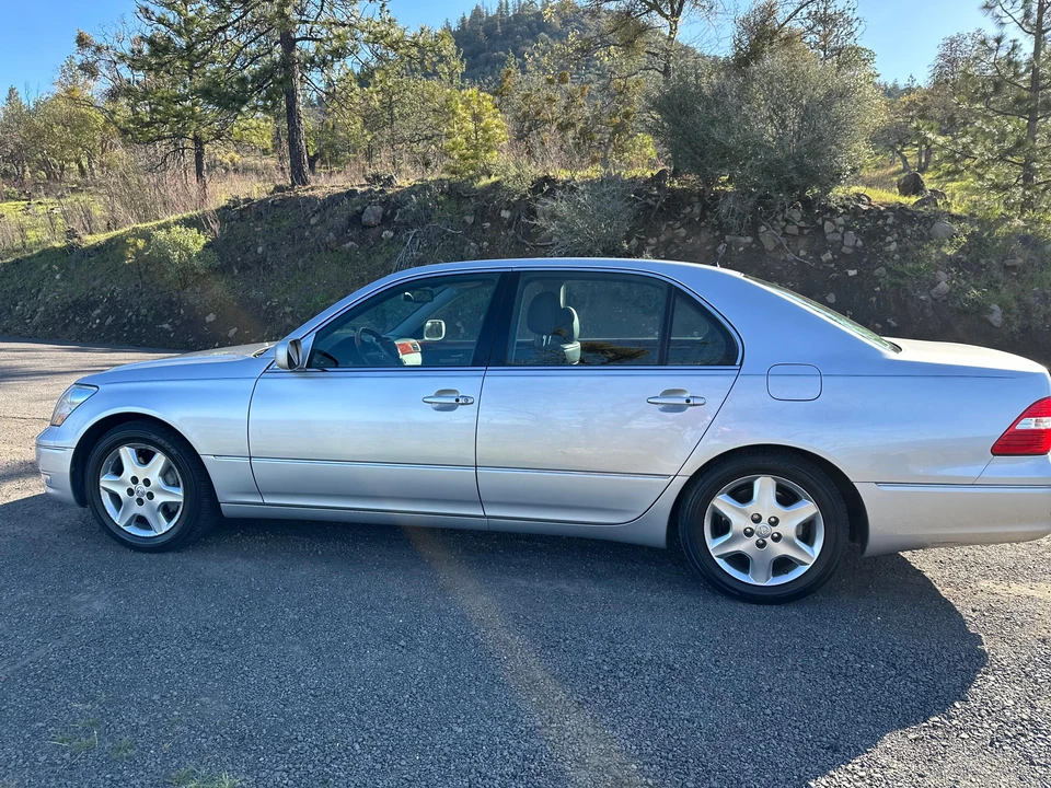 2004 Lexus LS 3rd Gen - Image 15 of 31