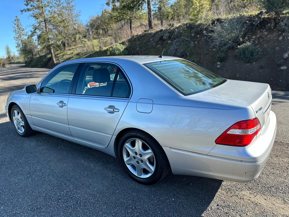 2004 Lexus LS 3rd Gen - Image 16 of 31