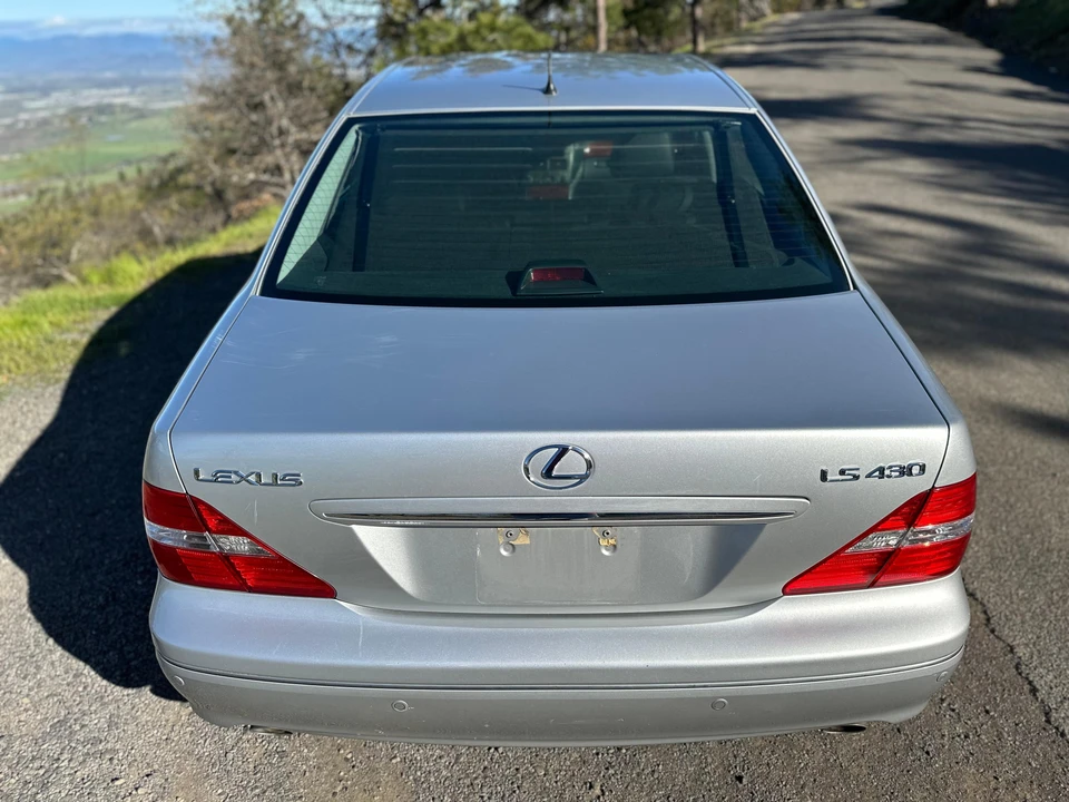 2004 Lexus LS 3rd Gen - Image 22 of 31
