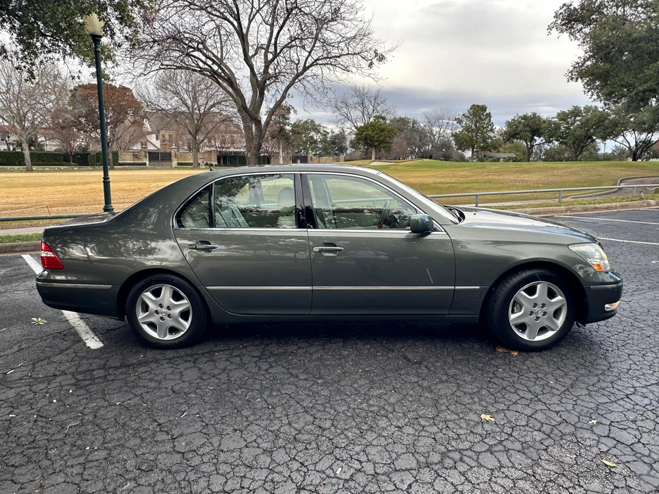 2004 Lexus LS 3rd Gen - Image 11 of 19