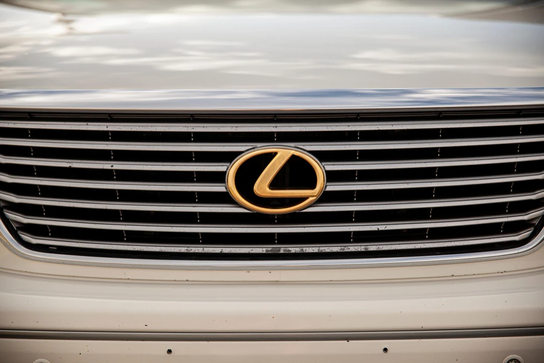 2004 Lexus LS 3rd Gen - Image 16 of 31