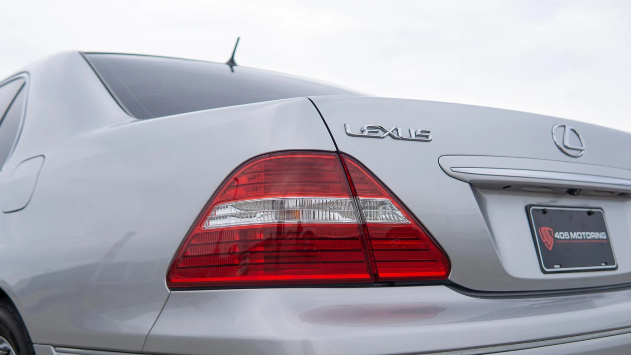 2004 Lexus LS 3rd Gen - Image 17 of 31